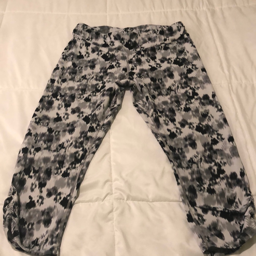 Kensie cropped workout pants with leg ruching